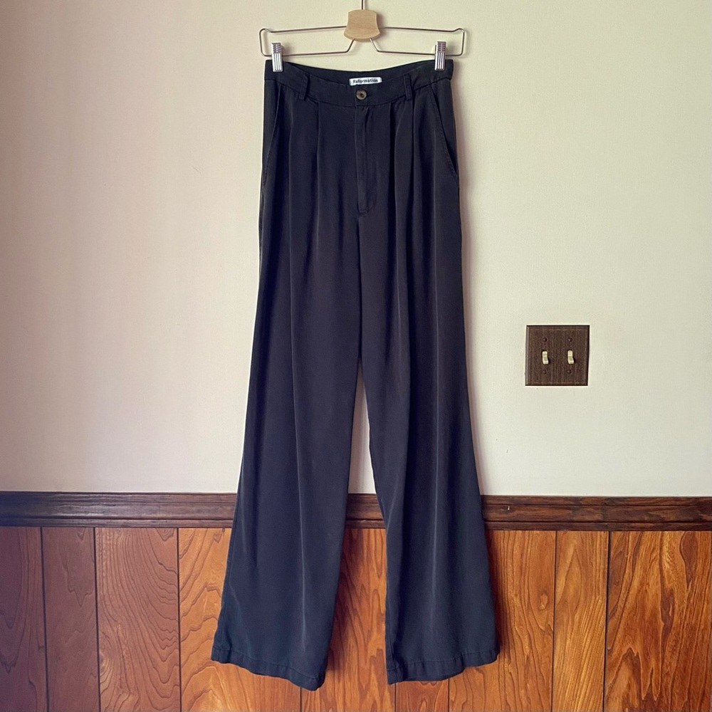 high-waisted pleated trousers in washed black – size 4 – by Reformation